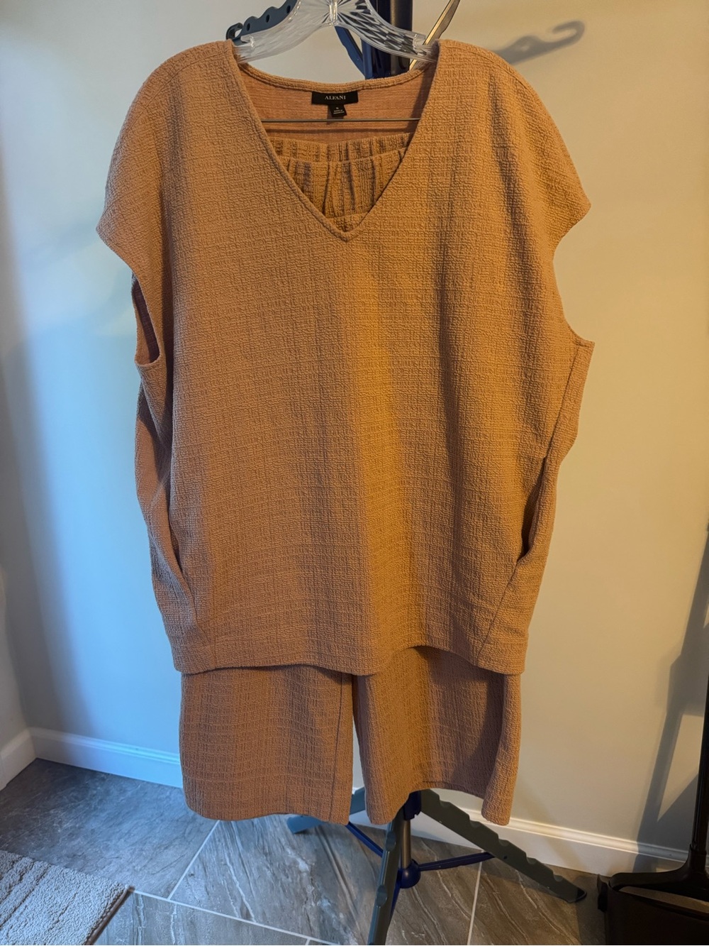 Alfani Textured V-Neck Sleeveless Tunic with capri bottoms mauve size Medium